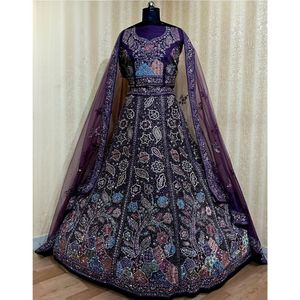 Luxueux ensemble nuptiale Lehenga avec broderie détaillée et embellissements de paillettes pour les fêtes disponibles pour la vente en gros - Product Image 1