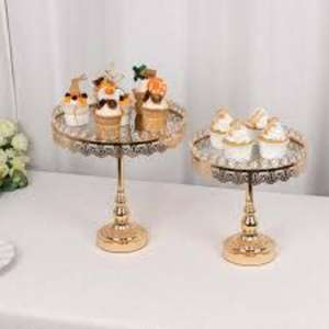 Soporte de pastel de metal dorado adornado con diseño de inspiración victoriana y textura rica para arreglos de mesa de postre elegantes - Product Image 5