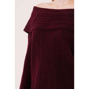 Pull en tricot bordeaux à épaules dénudées style col Madonna, look décontracté, vente en gros - Product Image 3