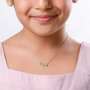 Collier triple fleur pour enfants en argent pour les jeunes fashionistas - Product Image 3