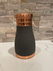 Bouteille en cuivre de haute qualité pour l'eau potable avec bienfaits ayurvédiques pour la santé et propriétés de refroidissement naturelles - Product Image 5