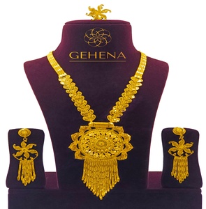 Collar con colgante largo y elegante para mujer, arete y anillo de dedo, chapado en oro de 24 quilates, 5 gramos, nuevo - Product Image 1