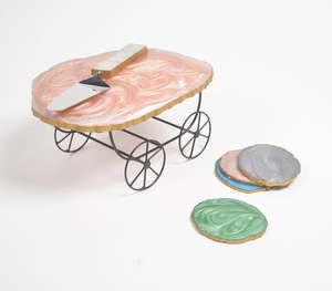 ชุดขาตั้งเค้กเรซินแฮนด์เมดและเสิร์ฟเค้กพร้อมจานรองแก้ว 4 ใบ ผู้ผลิต ผู้ค้าส่ง พรีเมี่ยม โรงงานตกแต่งบ้านและบ้าน - Product Image 1