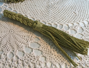 Vintage 4 or tressé gland serviette anneau/supports. Idéal pour une table de fantaisie ou de vacances. Tableau de fantaisie d'Hollywood. - Product Image 3