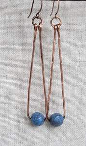 Boucle d'oreille ethnique en cuivre fabriqué à la main avec des motifs indiens classiques conçus pour l'appariement de tenues traditionnelles - Product Image 5