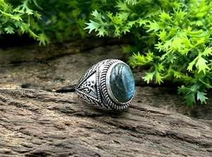 Anillo de plata alemana con labradorita chapada en rodio, joyería hecha a mano con engaste de bisel, anillo moderno unisex. - Product Image 6