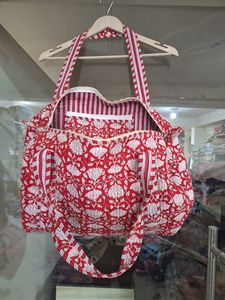 Sac fourre-tout en coton à fleurs rouge fait à la main avec fermeture éclair | Sac à bandoulière imprimé bloc matelassé | Sac de transport spacieux et de tous les jours - Product Image 2