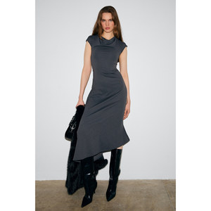 GRIMELANGE SOLIENNE Robe asymétrique à épaules dénudées et manches courtes pour femme, avec détail de jupe cintrée à la taille - Product Image 5
