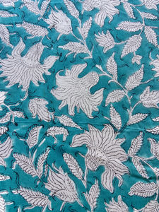 ผ้าฝ้ายพิมพ์ลายด้วยมือ ลายดอกไม้และใบไม้ขนาดใหญ่บนพื้นสีฟ้าอมเขียว - Product Image 3