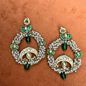 Exquisitos pendientes de aro Kundan chapados en oro con intrincado motivo de loto Artesanía tradicional atemporal y elegancia contemporánea - Product Image 1