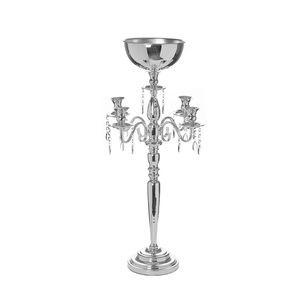 Grand candélabre en cristal argenté avec structure à cinq bras et finition polie de qualité supérieure pour un style de décoration intérieure élégant - Product Image 1