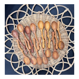 Cuillère en bois de qualité supérieure avec finition polie lisse pour une cuisson, un mélange et une utilisation en cuisine confortables - Product Image 1