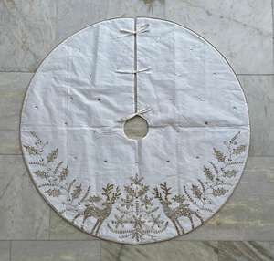 Falda de árbol de Navidad de lujo con diseño elegante hecho para complementar su árbol mientras ofrece una cobertura funcional para el árbol - Product Image 1