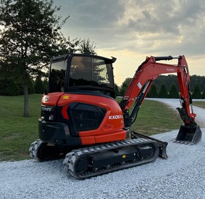 Excavatrice compacte Kubota KX033-4 durable, équipée d'un moteur diesel, pour travaux de terrassement, disponible à la vente. - Product Image 3