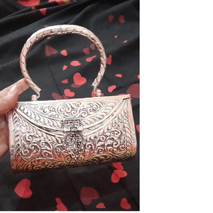 Bolsas y monederos de metal hechos a mano personalizados con relieve hecho a mano de latón adecuado para tiendas de bolsos y tiendas de accesorios de moda para - Product Image 1