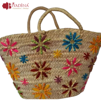 Panier de rangement en osier fait main à la mode marocaine avec poignées en feuille de palmier détaillées avec fleur colorée en paillettes naturelles