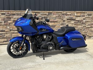 Moto Indian haute performance, rapide, bleue, de type touring, avec pare-brise et sacoches. - Product Image 1