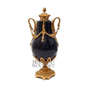 Jarrón decorativo antiguo de latón y porcelana con acabado azul marino, detalles dorados ornamentados, diseño de inspiración vintage y lujoso - Product Image 1