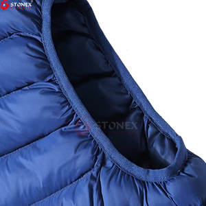 เสื้อกั๊กขนปลาปักเป้ากันน้ำสำหรับผู้ชายเสื้อ100% ผ้าโพลีเอสเตอร์มีฮู้ดสีน้ำเงินแวววาวออกแบบโลโก้ได้ตามต้องการแบบเต็มรูปแบบ - Product Image 6