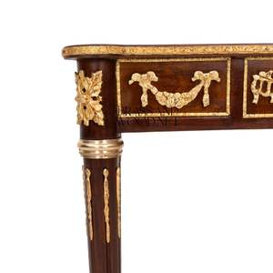 Table d'appoint carrée de luxe en acajou avec texture de grain de bois complexe et guirlandes en laiton doré antique pour intérieurs classiques - Product Image 3