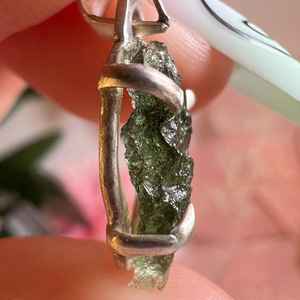 Colgante de moldavita de punta suave hecho a mano, 1,27 gramos en plata de ley, collar de moldavita cruda de alta calidad - Product Image 4
