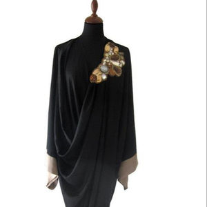 Abaya negra con increíble trabajo de piedra para vestirse de mujer islámica - Product Image 1