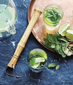 Muddler à cocktail en bois artisanal avec boucle de suspension, outil de bar durable pour un écrasement en douceur des herbes, des agrumes et des boissons artisanales - Product Image 2