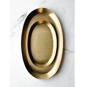 Plateaux de service élégants en métal doré brillant de forme ovale pour la décoration de table - Product Image 1