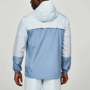 แจ็คเก็ตกันลมแบบมีฮู้ด น้ำหนักเบา สำหรับผู้ชาย ผลิตจากโพลีเอสเตอร์ ระบายอากาศ กันน้ำ เป็นมิตรกับสิ่งแวดล้อม ดีไซน์แบบแพทช์เวิร์ค รับผลิตตามแบบ OEM - Product Image 4