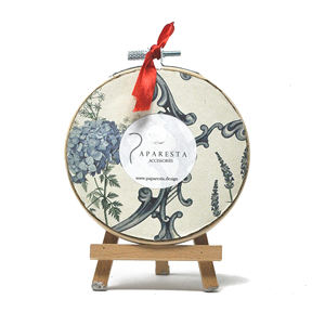 Artisanat brodé fait main « Connection » – Cadre de broderie minimaliste en bambou et coton bio de 10 cm – Fil rouge du destin – Décoration Michelangelo - Product Image 4