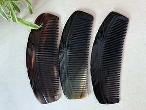 Peigne en corne de buffle de luxe Peigne anti-frisottis fait à la main pour des cheveux et une barbe sains - Product Image 6