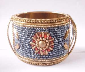 Brazalete Artesanal con Cuentas Doradas, Motivo Floral Gris Naranja, Brazalete Ancho, Joyería de Moda Étnica India - Product Image 4