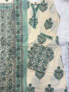 ชุดสายไฟ3ชิ้นที่สง่างาม: ชุดกางเกง kurti ที่ทันสมัยนี้มาพร้อมกับรายละเอียด kurti ที่มีชีวิตชีวาบนแอกทำให้ดูดี - Product Image 6