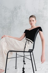 Nouveau design élégant sans manches femmes Blouse femmes haut torsadé à la poitrine RORY TOP lueur tricot Flex tissu blanc ANT Vietnam - Product Image 5