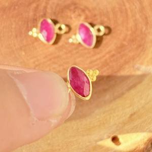 Colgante con Bisel de Rubí Teñido, Forma de Marquesa, Dije Delicado Chapado en Oro con Tres Colgantes Rawa - Product Image 4