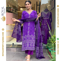 Lancement de collections exclusives de costumes trois pièces en pur coton pour les fêtes, fabriquées par Royal Export à Surat, Gujarat
