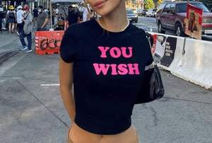 เสื้อยืดแขนสั้นสไตล์ฮิปฮอปสำหรับผู้หญิงเสื้อครอปแขนสั้นแบบเรียบง่ายเซ็กซี่โลโก้ออกแบบได้ตามต้องการ - Product Image 2