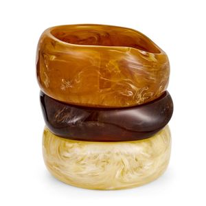 Brazalete de Resina Epoxi Inspiración con Diseño de Puño y Detalles Metálicos, el Más Vendido en India - Product Image 3