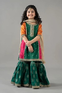Tenue formelle élégante pour filles pakistanaises avec Kurti brodé et Lehenga pour les célébrations culturelles et les tenues de soirée - Product Image 5