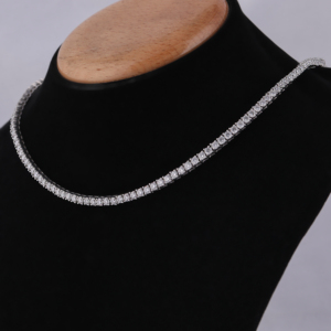 Collier élégant en or blanc 10 carats avec diamants ronds en moissanite, parfait pour les fiançailles et les anniversaires - Product Image 2