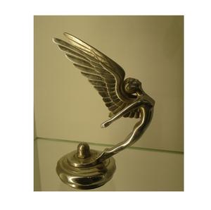 Elegante escultura de aluminio fundido inspirada en la naturaleza, con proporciones equilibradas y una refinada expresión artística moderna. - Product Image 6