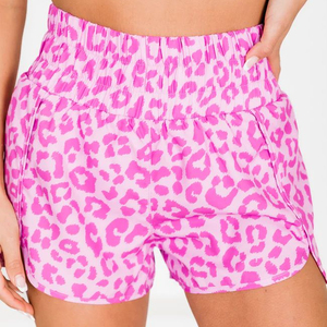 กางเกงขาสั้นผ้ายืดเอวสูงของผู้หญิงกางเกงขาสั้นผ้า2025แบบสั่งทำลายเสือดาวดีไซน์บล็อกฟอกสีสำหรับใช้ในยิมฤดูร้อน - Product Image 1