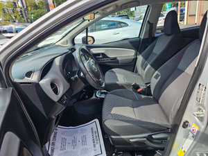 Usado 2015 T * oyota Yaris 5 puertas LE - Product Image 4