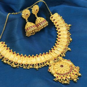 Vente en gros 14K 18K 24K or formant un ensemble de colliers courts, ensemble de bijoux de conception traditionnelle, ensemble de bijoux de mode rempli d'or en laiton. - Product Image 1