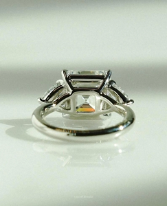 Bague de fiançailles à trois pierres en diamant de laboratoire taille Asscher 4,00 CTW certifiée IGI en or massif 14 carats - Product Image 4