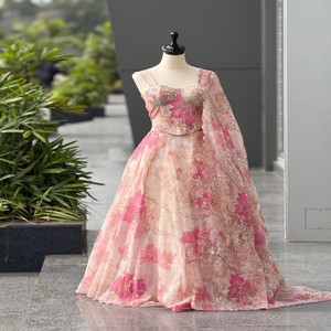 Conjunto de Lehenga VASTRA COTTAGE de Organza Pura con Estampado Digital, Blusa Acolchada con Bordado Estilo Corsé y Dupatta con Lentejuelas - Product Image 1