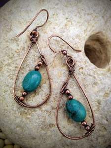 Boucles d'oreilles en cuivre artisanales traditionnelles uniques avec de beaux détails floraux oxydés pour les occasions ethniques indiennes - Product Image 5