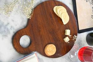 AllModern Alexa Planche à découper en bois d'acacia Planche de service ronde en bois avec poignée Planche à découper de cuisine - Product Image 2