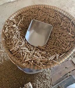 Granulés de bois biomasse ENplus A1 à haute valeur calorifique 6mm 8mm, combustible en granulés de sciure, sac de 15kg en vrac, Vietnam - Product Image 1