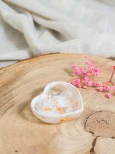 Bol en forme de cœur en résine fait main, parfait pour servir des collations ou comme pièce décorative, ajoutant charme et élégance à tout espace. - Product Image 4